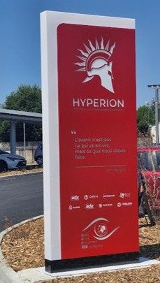 Totem Hypérion Développement à l'entrée du campus ADX Formation